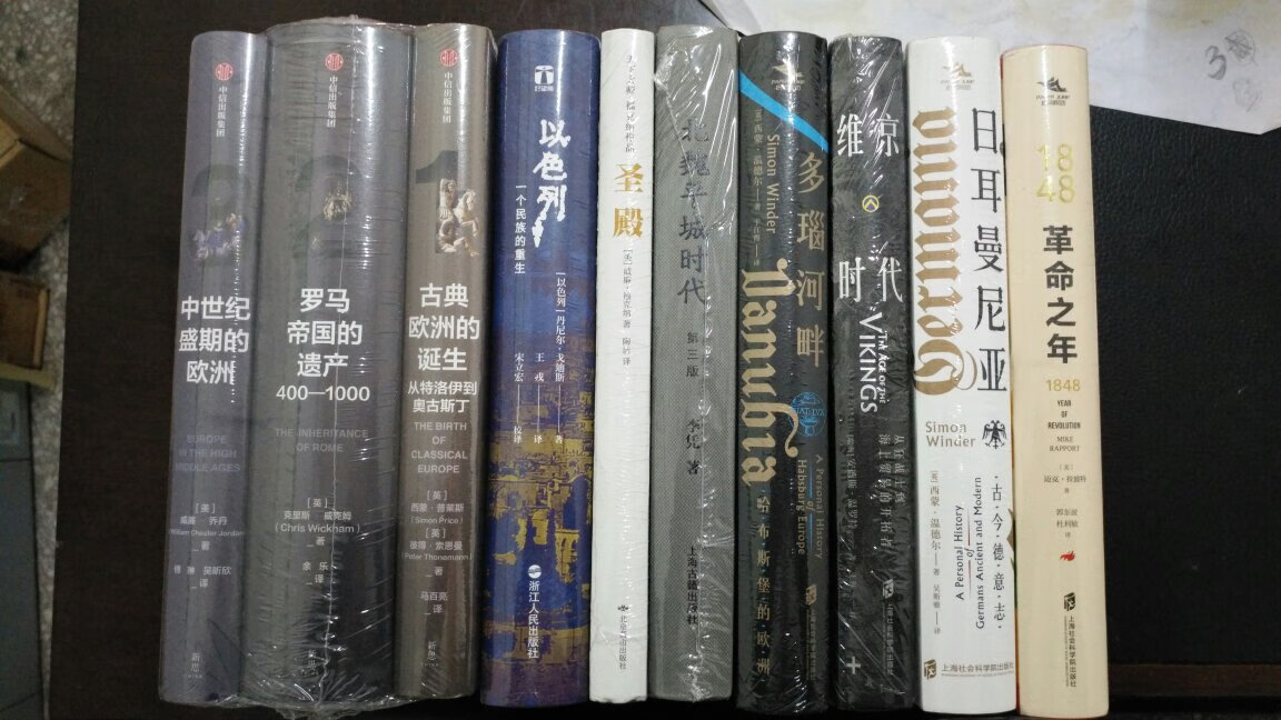 一个国家的发展和进步、光辉和繁荣背后,是有一些被牺牲、遗忘、甚至蓄意掩盖的人和事的,他们也是历史的重要组成部分。只不过有时候,星条旗的艳丽是用鲜血染成的,太残忍而黑暗,所以人们有意无意地遮蔽、拒斥、选择遗忘那段历史,想要说服自己那只是红色颜料。这是对历史的不公,也是对正义的践踏。联想到如今美国的平权运动还在往更深的层面发展,平等、自由、人权这些概念的追求从来都是艰难到哪怕小小的一步都要付出重大的代价。知错就改在深重的历史灾难面前是远远不够的,历史中被人淡忘和遮蔽的部分只有真正得到正视和反思,才能更好地阻止同样的惨剧不在未来重演。没有掩盖,就没有黑历史。