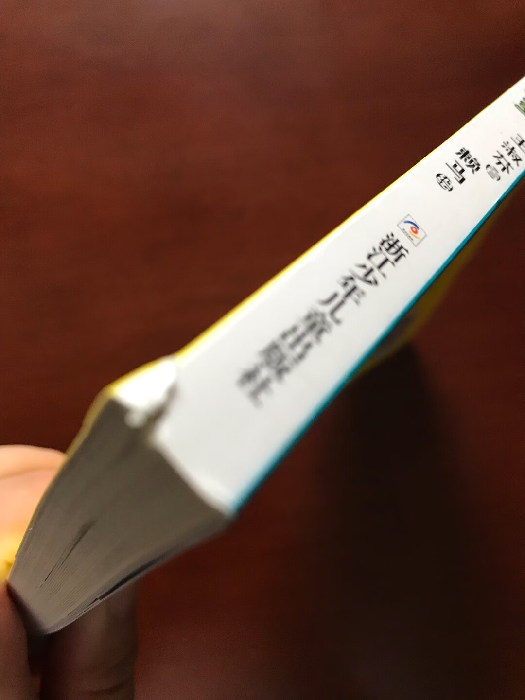 老师说书籍内容还是不错的,故事设计也比较合理,可惜的是就是快递送货的时候把我书给砸烂了,你可以看看图片。只买了这一本书也懒得退货了。