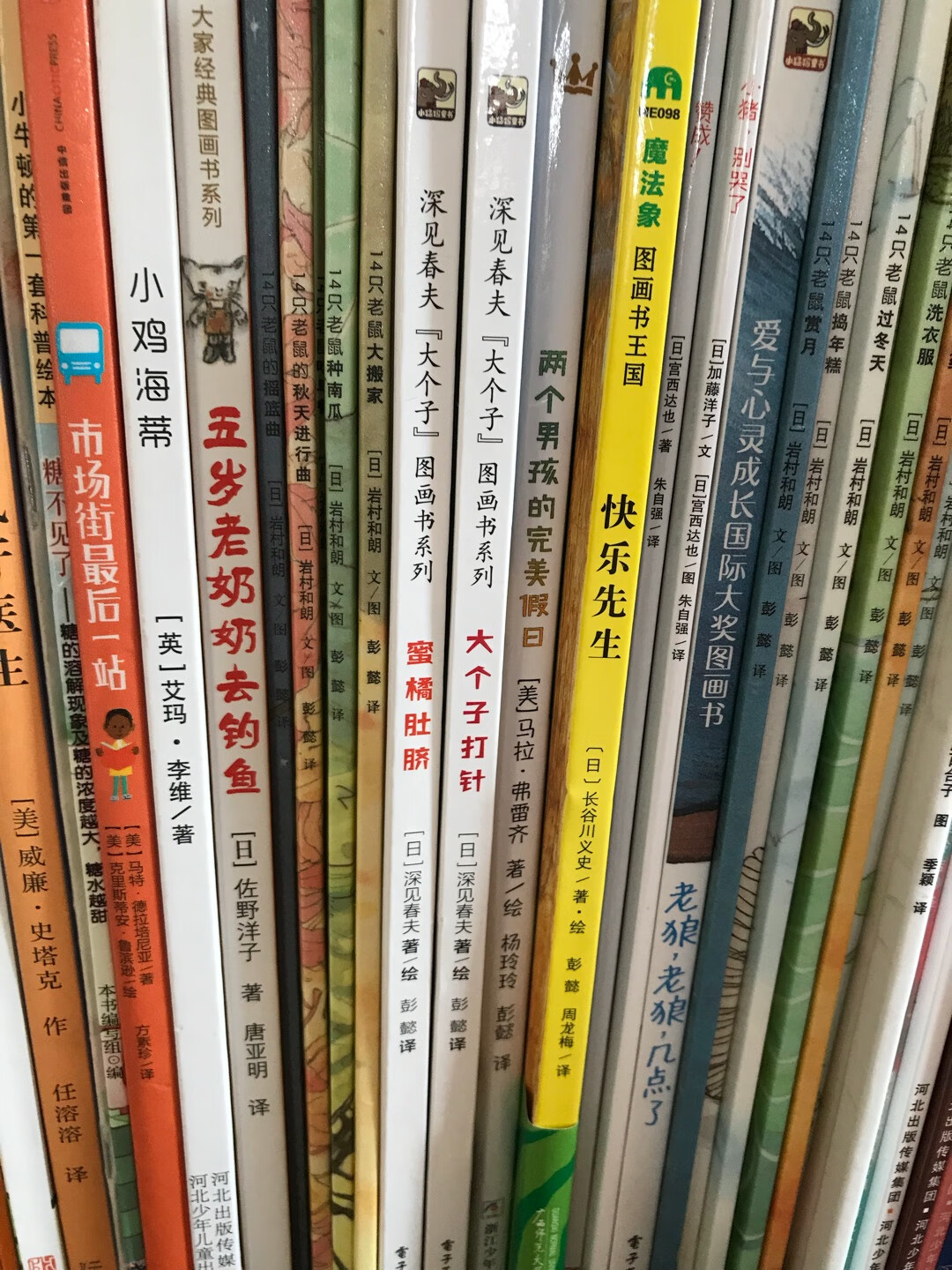 在买了太多的书,只要娃喜欢就好,老鼠邮差一套3册,全精装,内容非常丰富,每次看娃都会有新发现,特别棒的一套书,多读书希望娃能从中受益