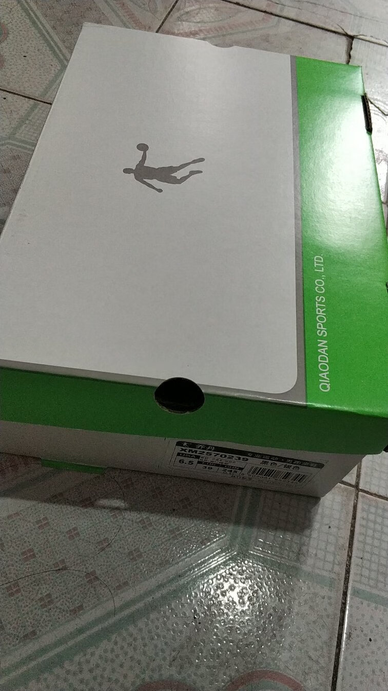鞋子不错,买了第一双一直穿着,感觉挺好的,这双是第二双了。趁着这次降价,又买了一双,换着穿。一直信赖乔丹这个牌子,家里好几双鞋都是乔丹。?????