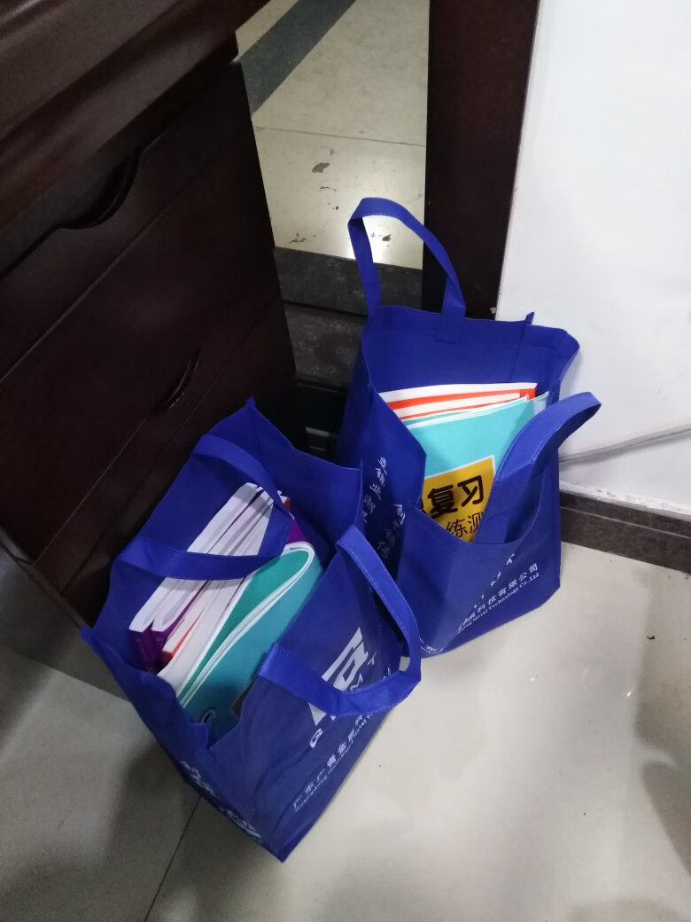 一共九本书,小学初中高中的语数英,平均每本30元,差不多是原价的一半,质量和内容都很好,送货速读也很快,这次比较满意,赞。