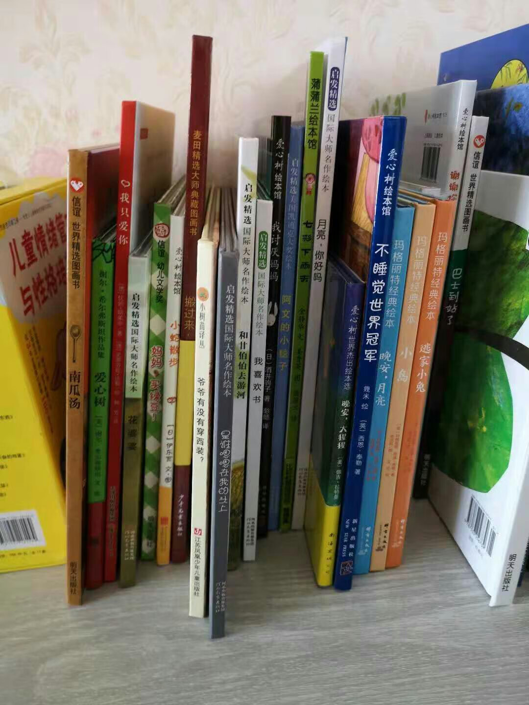 宝宝才四个月大,给宝宝囤的各种书,准备着手开始睡前阅读了!强推给各位宝妈的书单,大家可以看一下。趁着搞活动一次性买了三十多本。