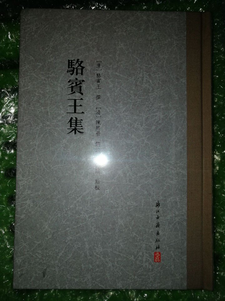 高考考生请注意了:准考证、2b铅笔、橡皮、直尺、三角板、圆规、0.5中性笔、垫板、矿泉水、自信还有微笑,还有请记住,无论如何都不要为他放弃那道大题,请你对得起自己。最后祝你们高考顺利 ,拿到自己满意的录取通知书,九月份去自己想去的大学!