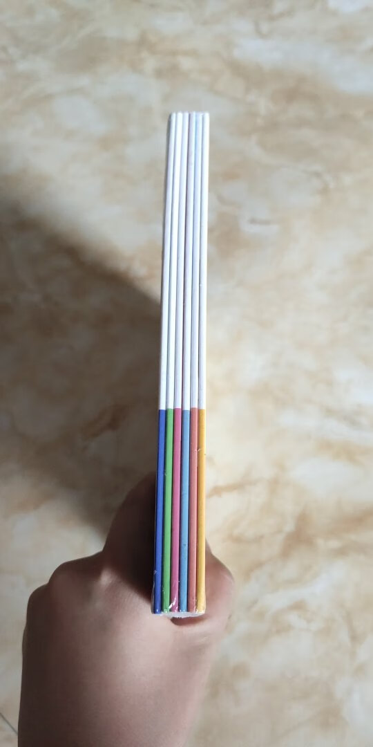 这套书是凑单买的,但是画面还是比较可爱的,一共有六本,嗯,具体的内容还没有看,等到孩子稍微大一点的时候再拿出来看。希望多多搞活动,多多推出优惠活动,这样子,我们可以多给孩子买一点书。