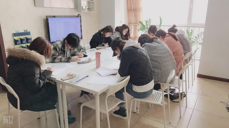 我们学校一直使用该教材作为TOPIK考级课程教材。延世韩国语不仅一一对应TOPIK考试而且书中词汇,语法,课文都非常系统,学生学习起来非常得心应手。有喜欢韩国语的亲故可以~~