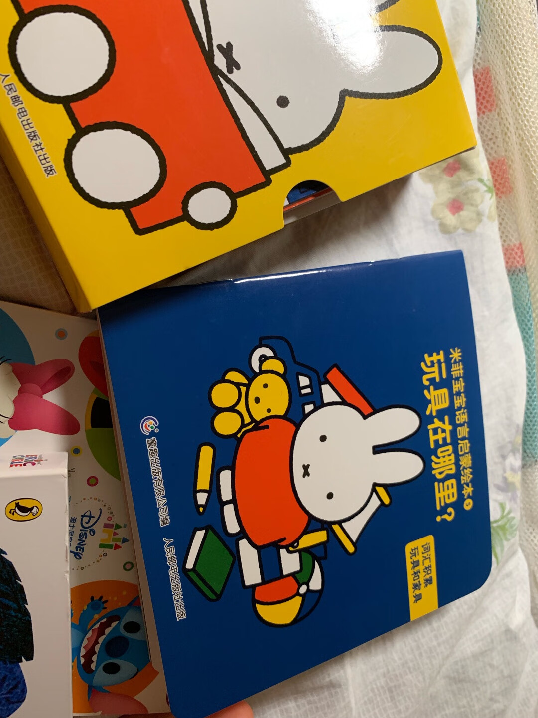 超出预期的一套书,原本以为就是些幼稚的卡通画,但其实是很用心策划的一套语言启蒙的绘本,每本的扉页上都有ql请家长阅读的注意事项,看完就能理解为什么这么编辑了,道理是什么,带着孩子阅读时也能有的放矢了。每本小册子比手掌大些,很薄一本,但一套数量蛮多的,娃现在最下喜欢的就是从中一本本往外抽,哈哈哈ヾ?≧∀≦)o