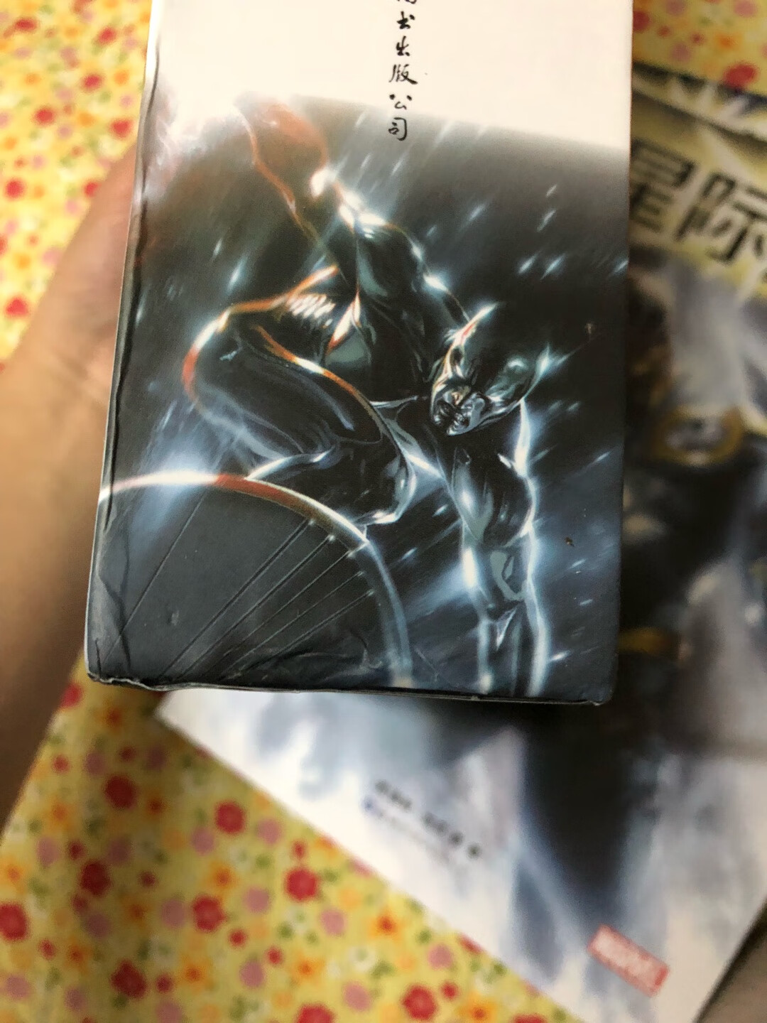 盒子有压,但是不严重,不过的包装还是需要改良的,一整套书就用塑料袋包着送来了。物流很给力,以为要两天才到,结果下单当晚就送来了。另外,书印刷没有以前好了。