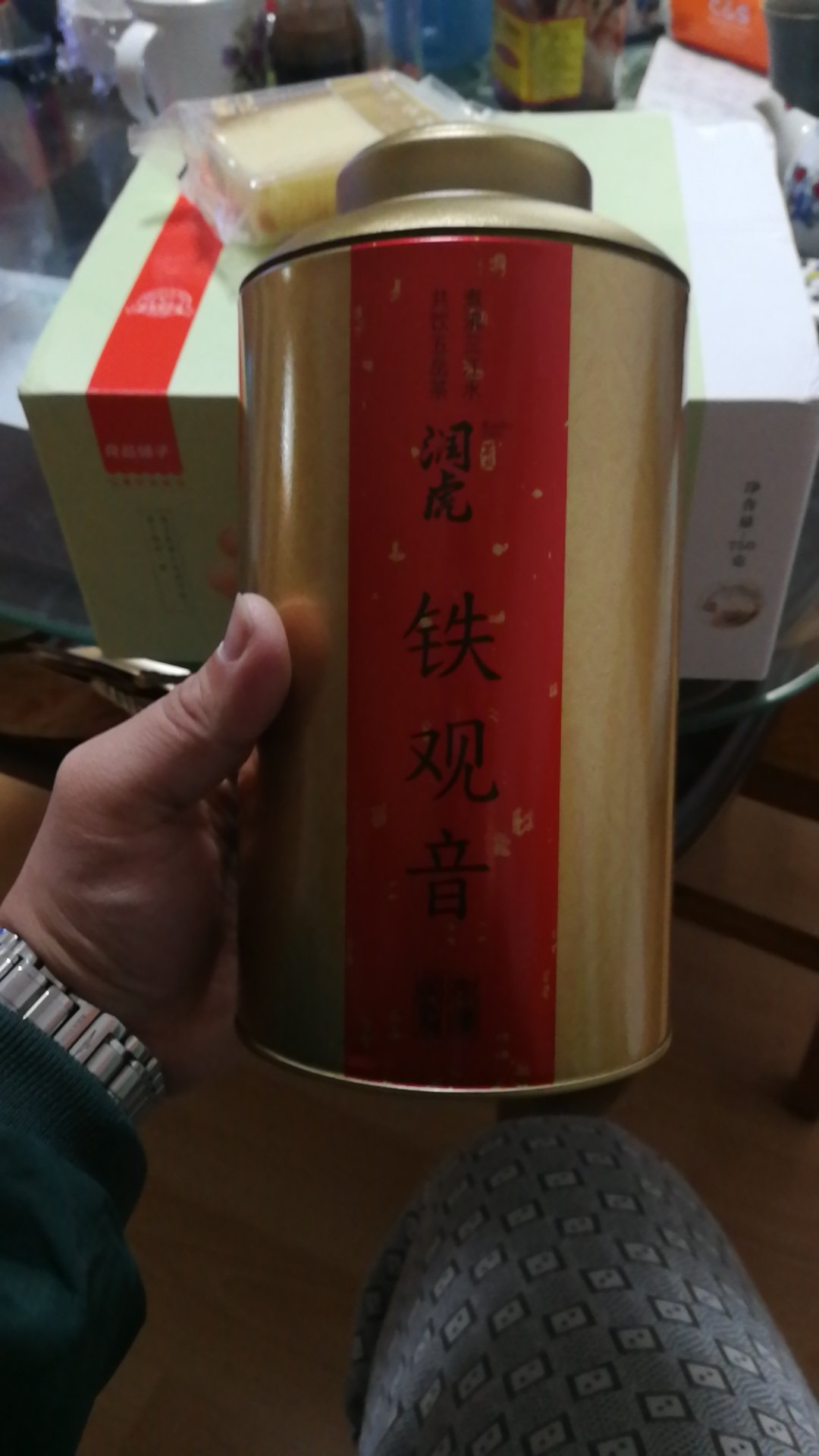 包装非常不错,嗯,很有质感,然后里面的茶叶呢,还没有长,嗯,期待是我喜欢的嗯清香型的铁观音