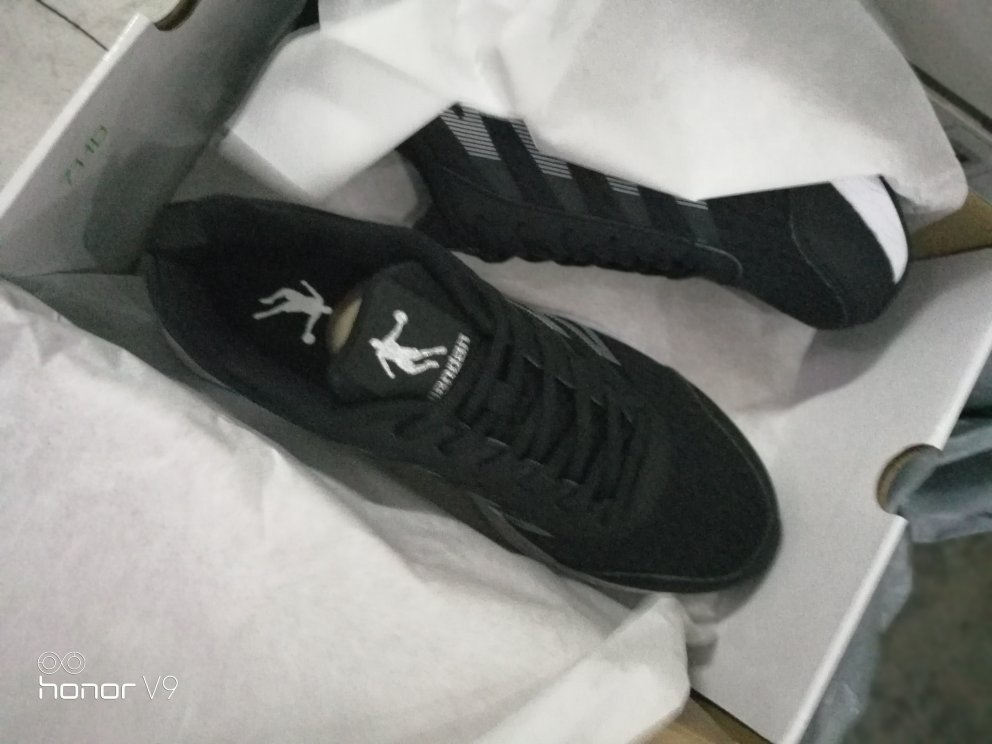 鞋子跟图片上的一样,质量不错,正品牌的,下次买两双