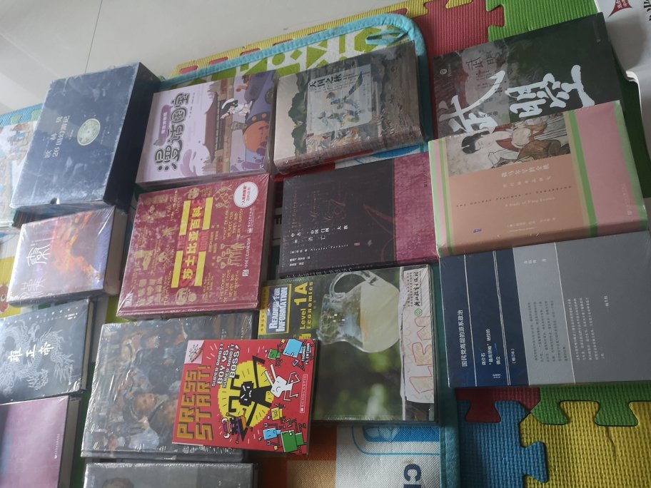 凑单凑单,530-6.1图书活动我买了十单,要疯了,收快递几十个箱子。把很久以来很想买的、一点点念想的,全搬回家,大水一下子清空了大家的购物车!有这么多书粉,不得了。