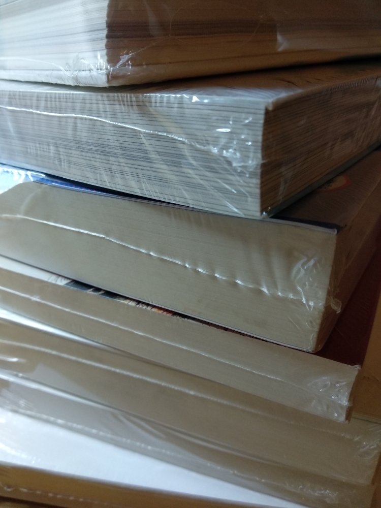 偶然浏览得知,竟然有99元10本这么划算,之前以为满100减50已经是很值了,然后沉浸在两天,不能自拔,选了20本,买书比买衣服还不能自控,但下单后也惶惶不安怕没包装好送来破损(买书每次包装都不一样,有时有纸箱、气泡袋,有时只是一个塑胶袋装着送过来要被气死),还好很幸运第一批送来有个纸箱保护(图可见纸箱四角已经压到完全变型,如果只是一个胶袋里面的书得摔成什么样),很认真检查每一本,都有塑封包着,姑且不论正盗版和里面纸质印刷,起码表面看起来每一本都完好无损,边角没有被压坏,这就算很欣慰了,全部好评!还有一批北京调货要两天后到,继续期待着。