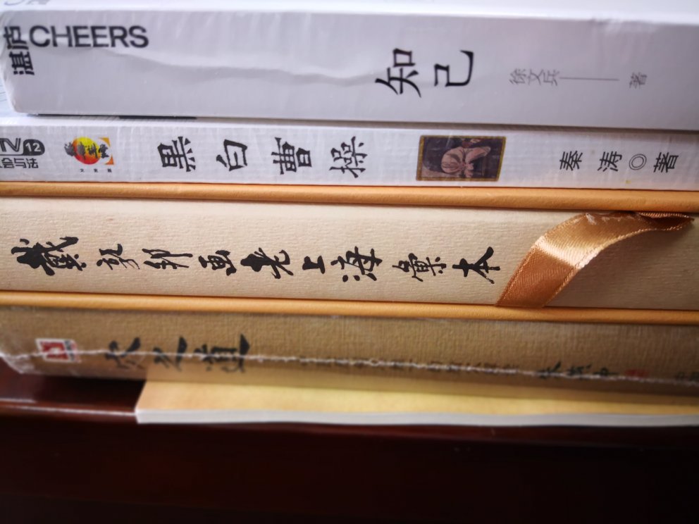 朱燕中,美国加州中医药大学博士班导师,经典教研室主任。1988年北京中医药大学毕业,曾任北京中医药大学第一附属医院泌尿外科主治医生。于美国加州中医药大学获东方医学博士学位,美国洁针技术主讲。2001年至今,任美国天人相应针灸诊疗中心主任。主要著作:《闯关记我的<黄帝内经>觉悟之旅》《灵枢真意集成》《神农本草经觉悟之旅》《本输针灸:<灵枢经>学用解难》《中医觉悟一言》《中医经典入门方略》《穴之道——中医原创思维下的腧穴解读》《最全最实用的小偏方》。作者简介|内容提要穴不妄设,名不徒取。针灸非一穴一术,而是自成体系的医道。本书从中医原创思维出发,着眼穴名,揭开腧穴之奥;立足中医经典视角观察,复古中医的本来面目,论述了十二经脉及任督二脉的循行,注重腧穴名称的释义,特别注重腧穴的气血运行状态以及穴性,使腧穴的阴阳五行属性与天地之气味相应。本书角度新颖,发人深省,相信你读来必有醍醐灌顶,茅塞顿开之感悟,可供中医针灸临床工作者及中医爱好者阅读。