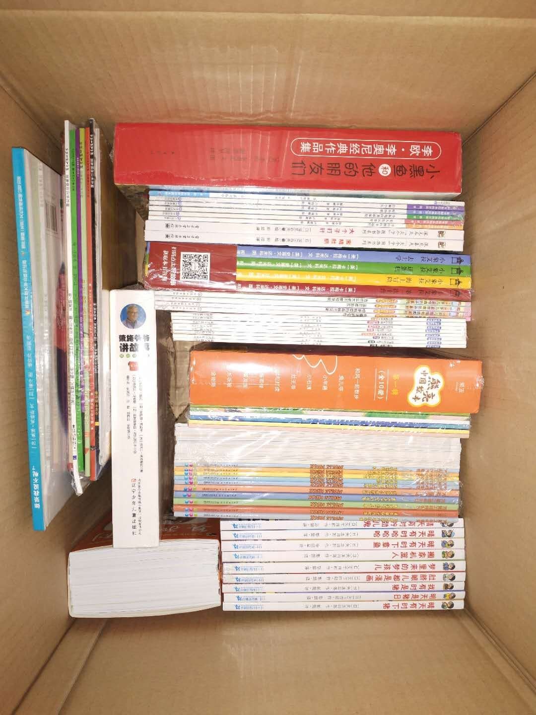 对于孩子来说,绘本是他们看世界的方式之一,很高兴现在的宝宝有真么多世界优秀的绘本陪伴他们长大,童年有绘本的陪伴真是不一样的美好。一直在买书,非常优惠,而且服务特别好,送货特别快。