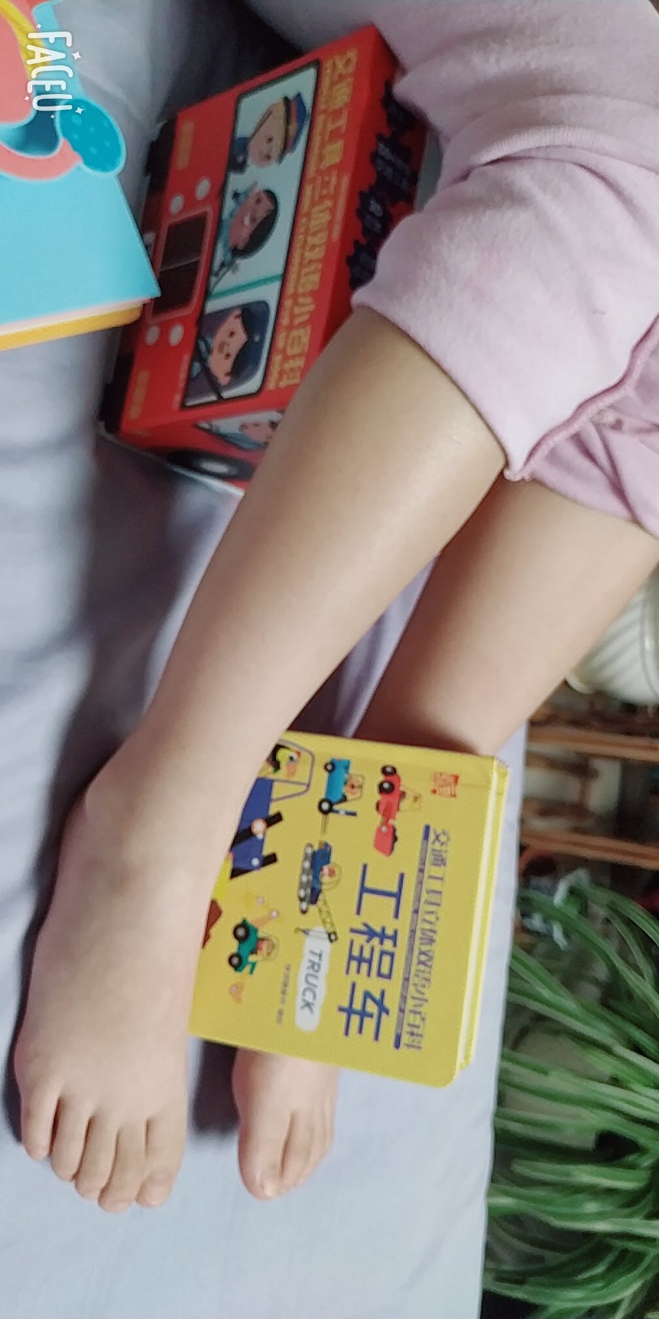 这套书也太高级了,孩子说给小车搭了一个停车场,看来小汽车可不是男孩子的专利,哈哈,书巴掌大小,出门携带也方便,而且每页都是立体图像,超酷炫,而且还是中英双语,印刷质量一流,颜色鲜艳,孩子喜欢的不得了,每次看完都会按顺序把书放回她的小车里,收纳盒棒棒哒,送礼也特有面子。