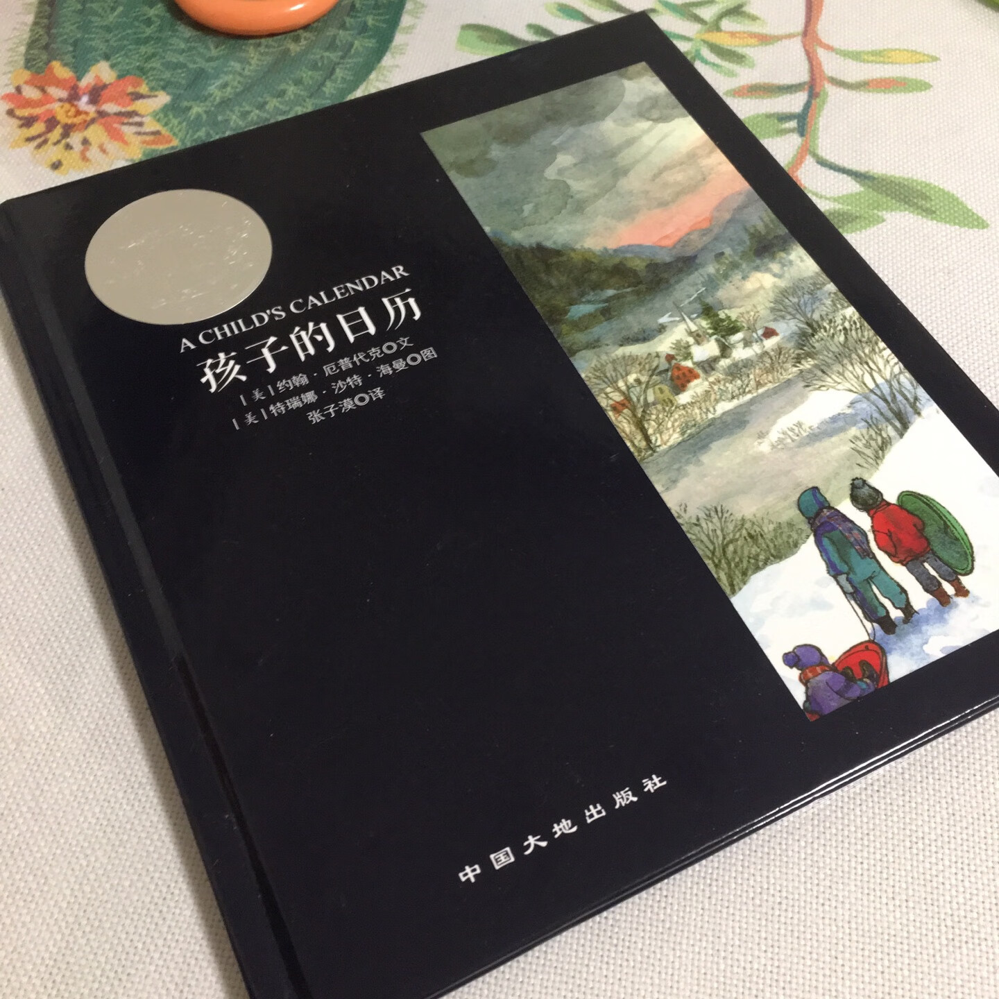 “一个天才作家和屡获大奖的插画家联合创作,用文字和绘画描绘了一月到十二月日常生活中的魔力。这边书必将装点所有孩子的家庭图书馆。”