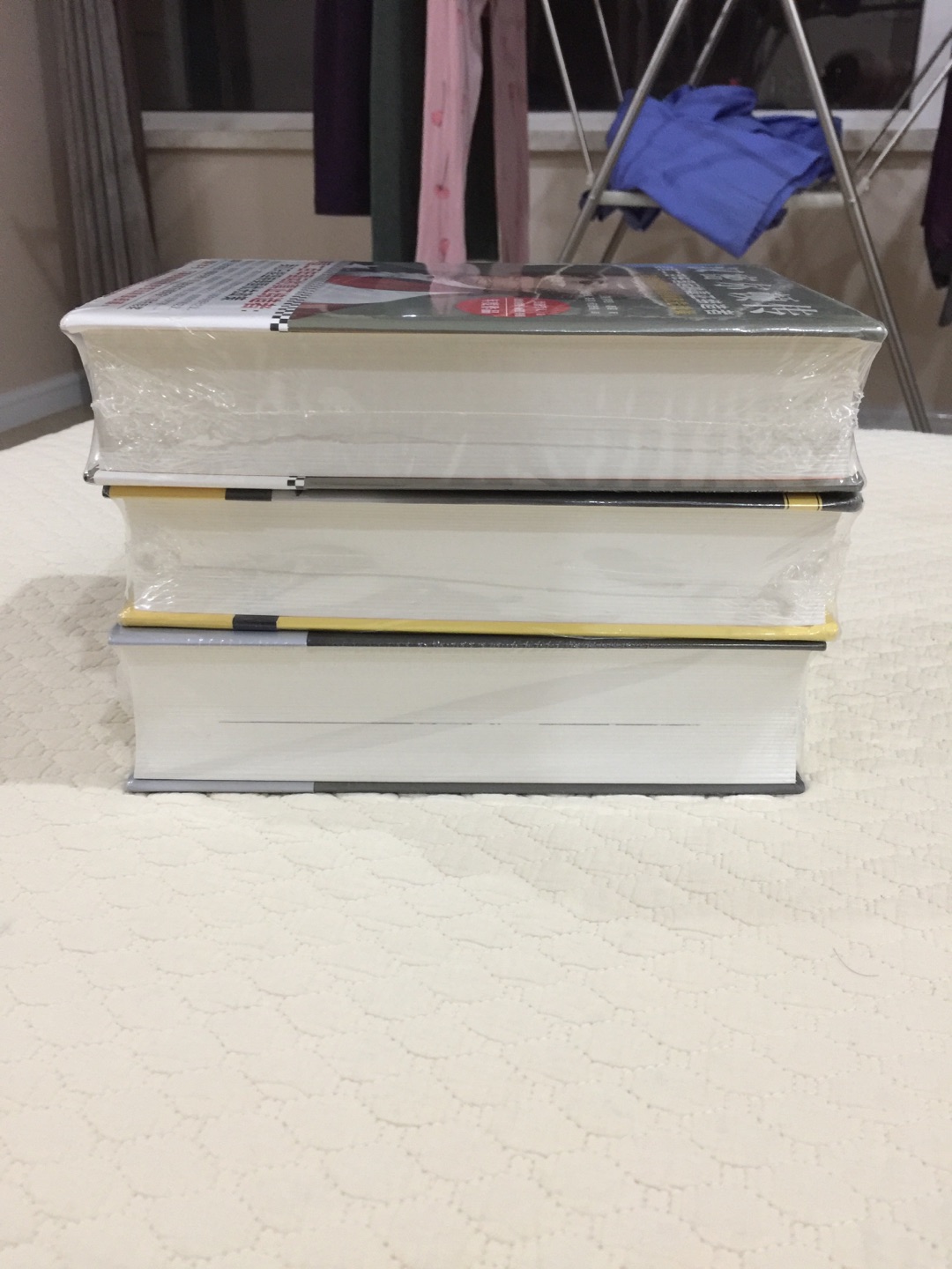 非常完美的书,厚厚的三大册,看着就过瘾。对美国的历史越来越着迷。这些书看完后,作为收藏也是上等佳品。只可惜家里实在没有地方存书了,到处都是书。