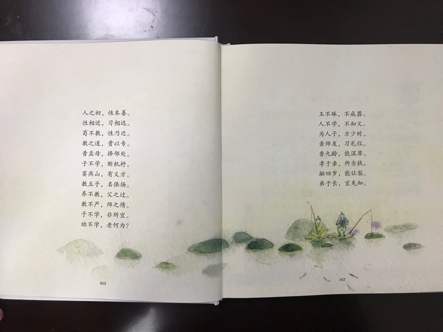 常爸的《教孩子唱学最美古诗词》用了近半年,效果很好。看到唱学系列出了三百千的套装,必须收!好继续我的国学启蒙之路,哈哈。套装书很精美,内页的插画古风古韵又不失俏皮可爱,三本书都根据内容划分了几个章节,每一章都是一首动听的儿歌,扫码即听,老少皆宜。三百千作为蒙学经典,是娃娃们学习的优秀素材,常爸把略微枯燥的文字变成了朗朗上口的歌曲,让孩子们在音乐中熟悉,为将来打下基础。书中对文字进行详细的解读,通俗易懂,此外常爸还对内容进行了拓展,书中各种经典名人故事,让孩子更好的了解中国传统文化。提个小小的愿望,希望能给三字经配上拼音,或是来个全套点读版,让孩子自己操作,那就完美啦。