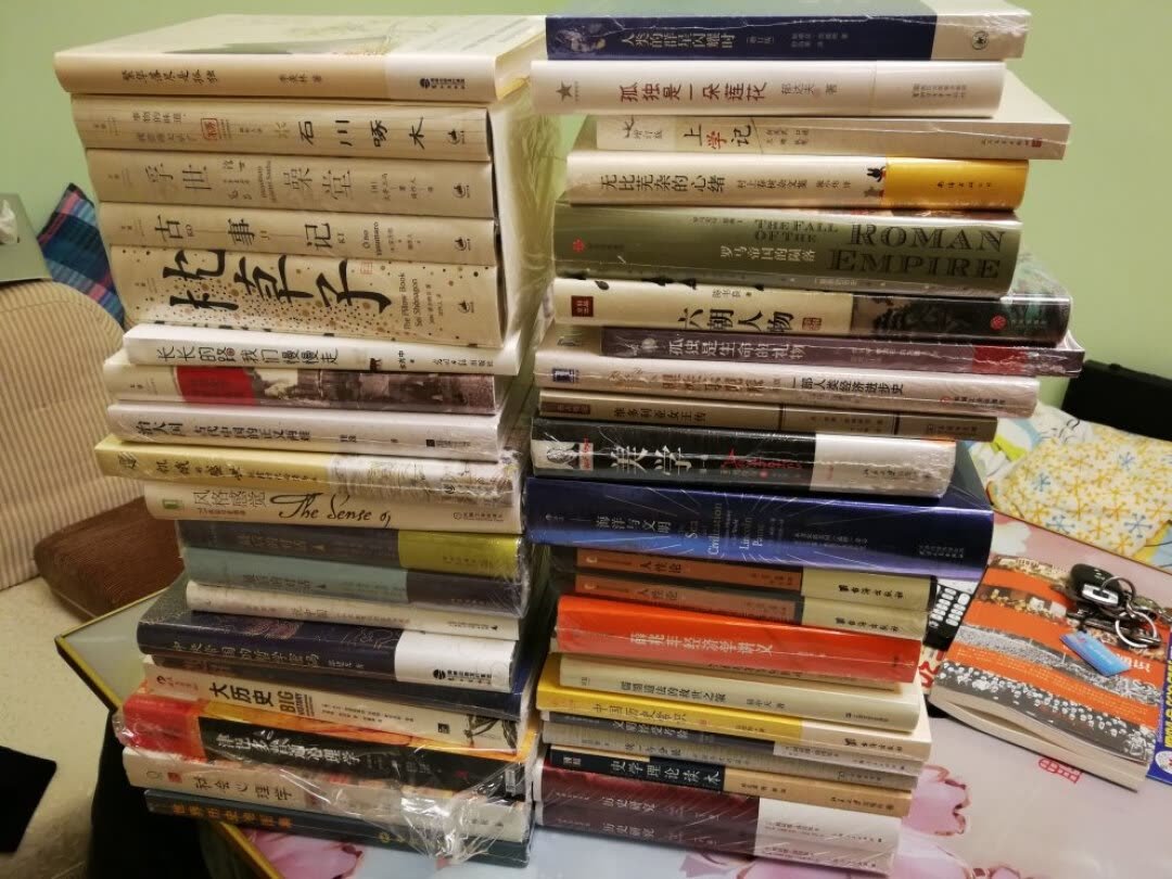【产品特色】【编辑推荐】薛兆丰老师重磅作品,来自超过27万人共同学习的经济学课堂,得到了大量市场用户的验证和认可。撕掉“经济学”三个字的吓人表象,通俗有趣、接地气,不像市面上泛滥的“段子经济学”,没有学术脉络和根基;也不像传统教科书,体系庞大,生涩难懂。本书包括了经济学核心概念,用大量简单、真实、有趣的中国案例,解释、印证、推演经济学原理,介绍众多经济学大师思想,一本书培养经济学思维,构筑经济学的知识体系。在内容结构上,囊括经济学所有核心议题,但每一个议题又都独立成篇,每一篇都是一个独立的知识入口。你既可以从头到尾通读,也可以随手翻开一篇单独的章节,把它作为一本经济学指南,随时查阅。马化腾、罗永浩、徐小平、刘润、罗振宇等都在上的经济学【内容简介】我们每天收到无数纷繁复杂的信息,看到各种光怪陆离的现象,世界是复杂的。世界又并不复杂,只是你需要一双慧眼。经济学是一种帮助你成为明白人的智慧,它是观察世界的视角和态度,而不是一堆函数、公式和图表。薛兆丰老师善于把复杂的现象用简单直接的方式说清楚。这本书讲解了生活中不可能绕过的经济学核心概念,比如稀缺、成本、价格、交易、信