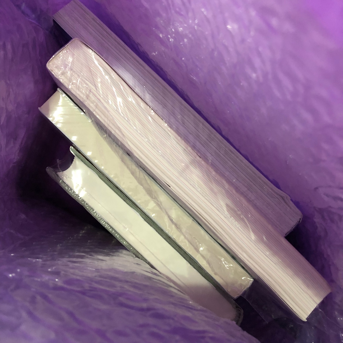 你说这是啥?这是书啊!读书能干嘛!读书让人明志、优雅、深邃而达观;读书,使人满腹经纶,融会贯通;读书,使人充满欢乐,快乐一生。