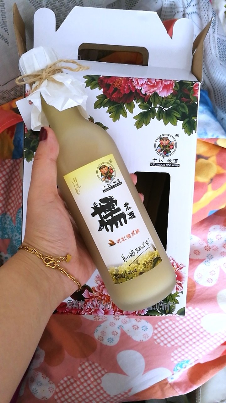 味道甜甜的很好喝~但是箱子很小,一瓶375ml,倒两三杯酒喝完啦