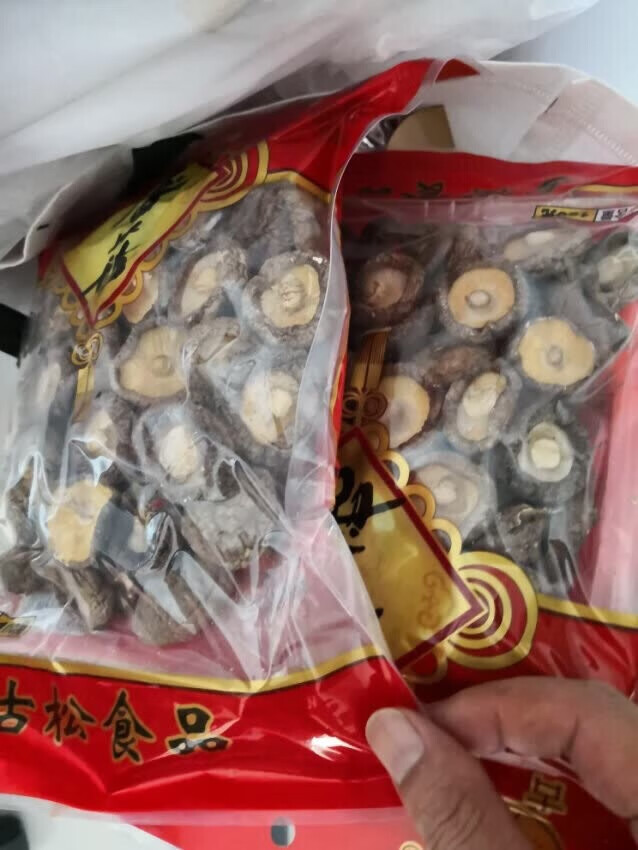 价格有点小贵,质量还可以,味道一般般。物流快递小哥很好。