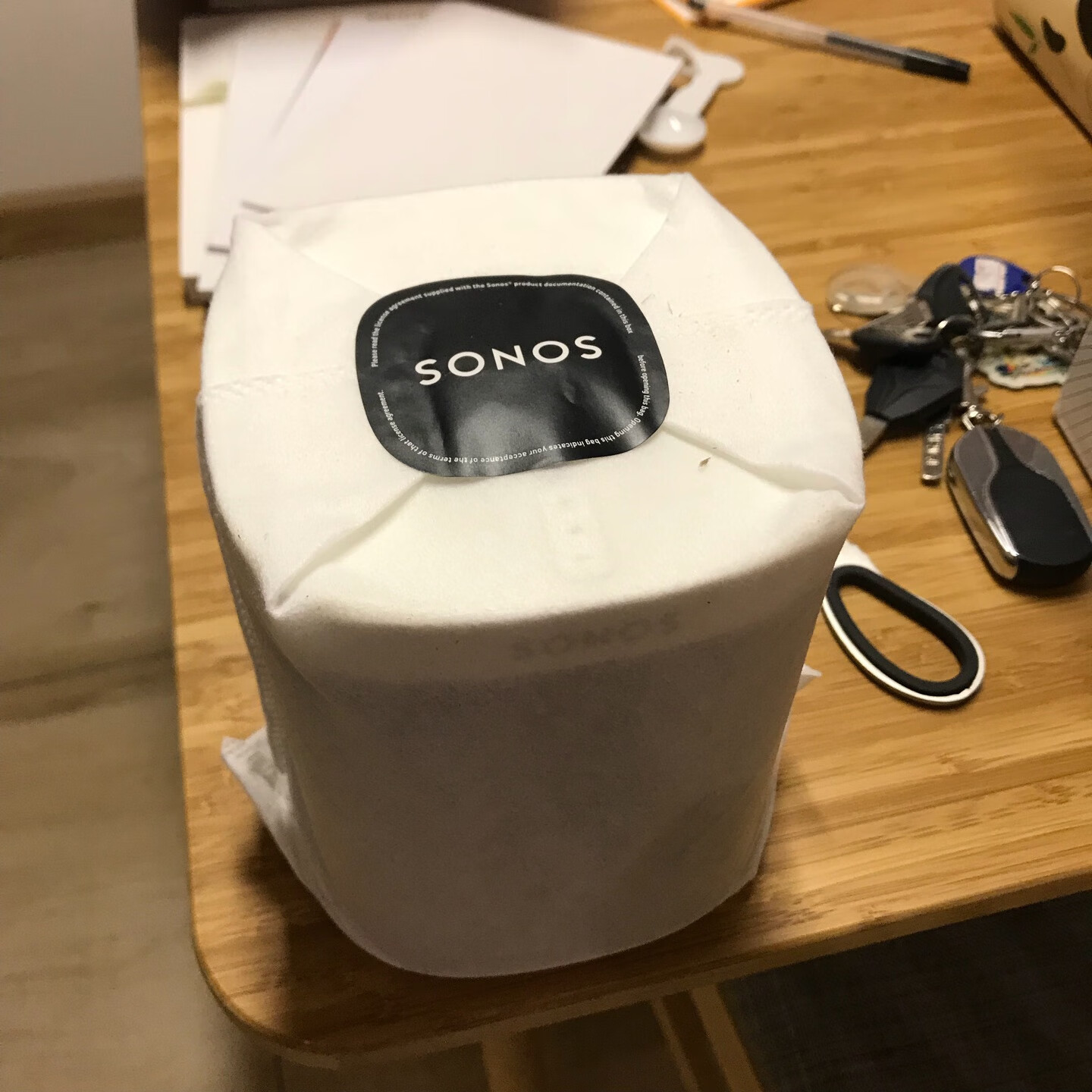 毫不犹豫的说小p老师是sonos的代言人。从他朋友圈里我认识了sonos,并且一直种草到现在。因为房子装修没有更多的钱直接上5.1的,所以我先从play:1开始慢慢凑齐整套。东西是好东西,但是的物流非常非常失望,发错了地方,本来应该是11月3号到的。拖了三四天。6号我才拿到,本来是想说在周末的时候享受一下它的音质的,这次真的没办法了,物流没有办法给到5星好评,但是客服的态度也还可以,就勉强给个三星。