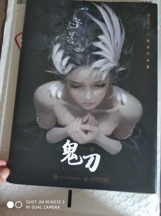 来自天堂的孤儿,被遗忘在冰封的长河里;眼角下抹不去的泪痕,倒映着十字架上的芸芸众生,和那个永远无法拥抱的人……《鬼刀》,是著名原创国漫插画师WLOP的连载漫画,本书正是WLOP关于《鬼刀》的作品集。全书分为3章——第一章为《鬼刀》作品的人物介绍及人物关系图,简明扼要地展示了《鬼刀》故事中的人物设定和关系架构;第二章分为6个小节,展示了WLOP创作的《鬼刀》漫画的插画作品,异常精彩;第三章总结了《鬼刀》的人物故事,并附上了WLOP撰写的绘画创作心得。本书为WLOP多年以来的心血结晶,也凝聚了众多粉丝的殷切期望。本书适合CG爱好者、绘画爱好者、喜欢看漫画的读者欣赏,也适合相关艺术从业者收藏与临摹。
