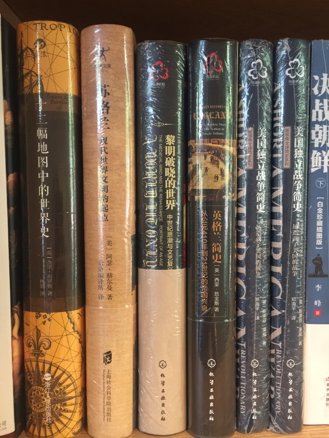 童书很好,字体大小合适,行间距也是很不错的。内容适合二到三年级小学生自我阅读。看纸书减少对小朋友眼睛的伤害。的快递小哥服务上门,态度也好,送货快,退货也方便。我是的老客户,对的服务质量还是满意的。