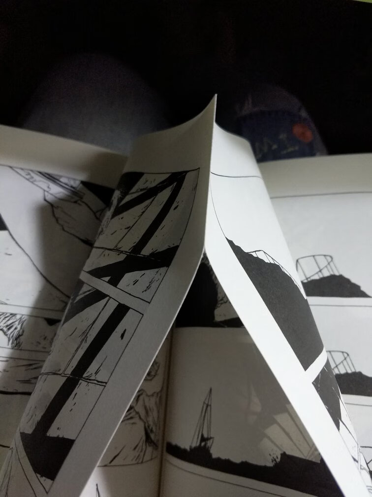 还是挺厚一本的,纸质不错,印刷清晰,里面文字挺少的,主要靠画面传达,快速的翻阅了一下,感觉还是不错的,就是有的页面未裁,手拙自己裁得有点粗糙