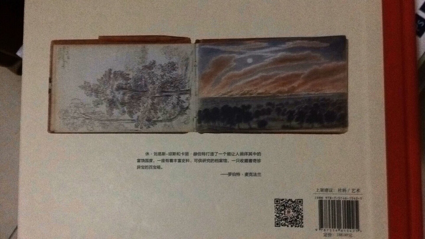 精美,内容略显简单。本书向我们展示了16世纪至今共70位探险家的笔记本,笔记本中记录的丰富的自然景象和千奇百怪的探险际遇令人惊叹不已,让读者通过探险家的视角,跟他们一起参与到在冰川、高山、沙漠和热带雨林的冒险活动中,仿佛身临其境。这些笔记曾记于珠穆朗玛峰之巅,初见南极、维多利亚瀑布之时,沙漠中心,或图坦卡蒙陵墓的墓室内。我们可以看到关于冰山、稀有蝴蝶和昆虫、神圣的山峰和古老铭文的图片,以及西方人对美洲土著人、因纽特猎人、毛利人斗士和非洲国王的描绘。我们跨越山脉,沿着未知的海岸线航行,在原始热带雨林中长途跋涉,寻找鸟的天堂。这些都是关于探险经历的第一手资料,描绘的是初见之下的天涯海角。书中展示的笔记本有的来自著名探险家,如斯皮克(Speke)、沙克尔顿(Shackleton)、洪堡(Hu**oldt)、斯科特(Scott)、斯塔克(Stark)、奥杜邦(Audubon),还有许多来自不太出名,却同样伟大的探险家。这些笔记,有些藏于无名的图书馆和尘封的阁楼里,有些是私人的藏品,有些是家族中代代相传的,也有些甚至可能被遗弃在野外或误以为已经遗失了。现在是时候让它们重见天日了。
