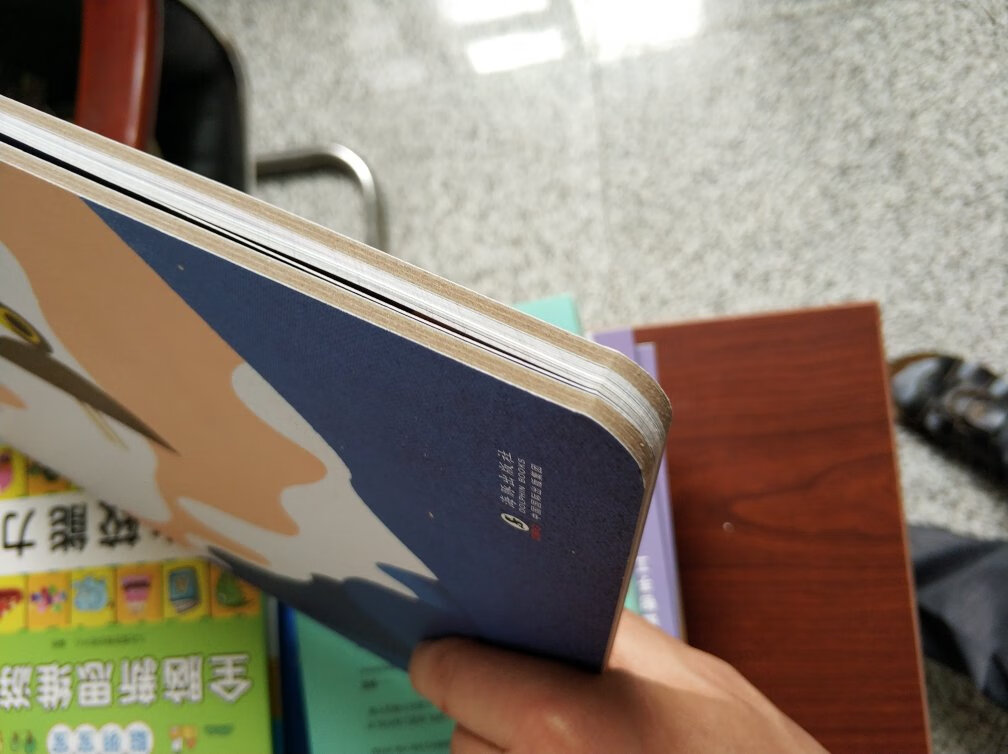 圆角设计,厚纸板封皮,很大开本,快有地板书那么大了。内容很好,但画面不好,十分影响阅读接受。如果有其他好的插画版本就好了。