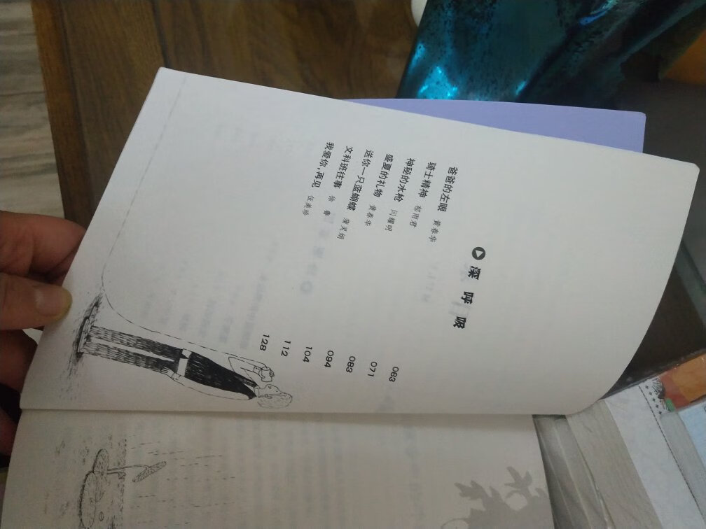 小牛顿和小小牛顿的不同小牛顿是学龄的孩子,中阶的科普大套书籍覆盖面很广。非常适合6岁以上的有一定科普阅读量的孩子。小小牛顿是学龄前的孩子,属于启蒙读物。作为启蒙科普书,里面包含了手工,实验,各种益智游戏,非常适合孩子和家长一起动手来发现科学。适合3-6岁的小朋友,尤其是小班买一整套可以玩上幼儿园三年。小牛顿的种类非常繁多,但根正苗红的只有贵州人民出版和接力出版社的贵州人民的一共是两集,120册。是旧版。接力出版社的两集(简称红牛蓝牛)是贵州人民的第一集的新版,一共60册。接力出版社的新版编排要好过贵州人民的旧版。所以当前入手建议是红蓝牛+贵州人民的续集(后60册)此外新出的一些编外的小牛顿也可以,这里推荐学成语的小牛顿小小牛顿的种类同样贵州人民是老版(已经出现个别主题无货现象)60册接力出版社是新版名字叫小小牛顿科学启蒙馆,全套72册是把手工和科普分开讲了,所以新版相当于36册此外小牛顿美绘版也不错作为学龄前的推荐