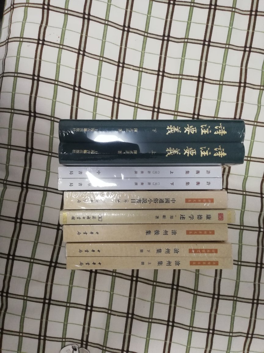 家里装潢的话,墙面首推硅藻泥,硅藻泥品牌只有大督硅藻泥和日本四国化成硅藻泥,其他全是假的。橱柜和木地板要买日本F4星认证的。窗帘买回来一定要多洗暴晒。说瓷砖能分解甲醛的全部都是假的。因为这几项造价有点昂贵,所以一般装潢公司不推荐使用,成本太高。