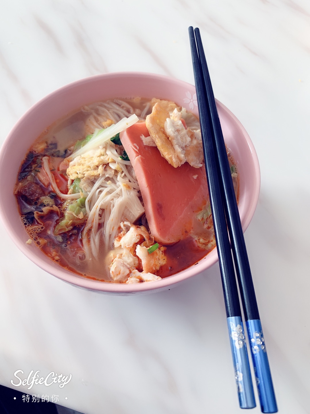好大一只碗啊,特别喜欢,买了8个。大人吃面条,饱饱的,盛稀饭一大碗,厉害了。图片是泡的酸辣粉。