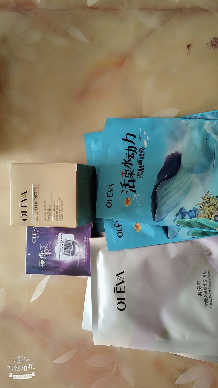 好可爱的瓶子,闻着香香的,还没用,不知道效果如何,还送了好多赠品