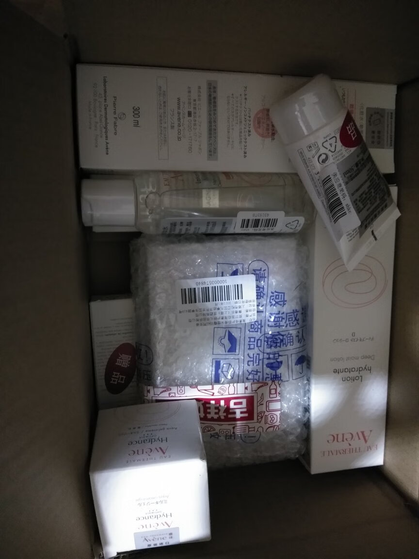 雅漾铂金会员,第一次在买,满满一箱子,包装和商场一样,可惜不能会员积分
