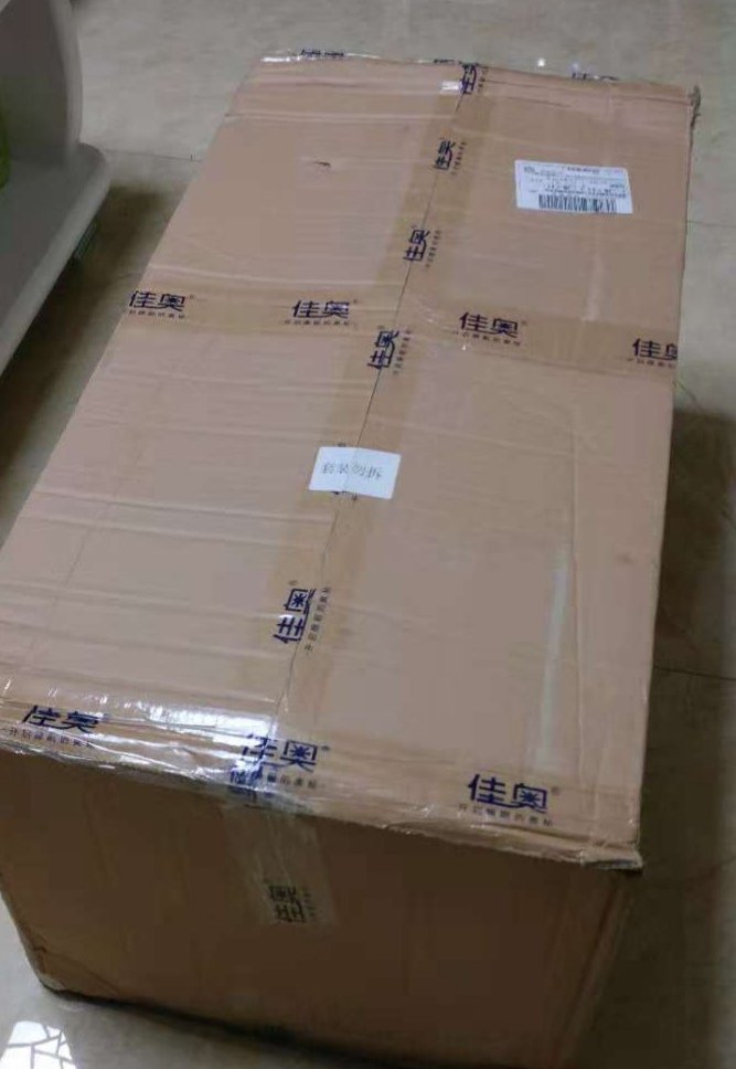 淡淡的奶香,能接受,评论里有人说尺寸缩水,我还特地量了一下,标准尺寸。还没睡,放几天再说。