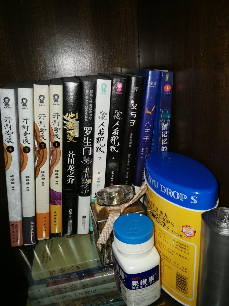 趁着活动,买了一大堆书,能看好久了,大致的翻了一下,感觉纸张质量都很不错,暂时没有遇到其他买家说的破损页之类的,比看电子书好多了,眼睛不疼了,还有一些书放在公司了,就不一一拍照了。