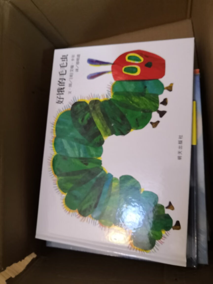 正好有活动,就买了一大箱子书。书是宝宝最好的伙伴。这个系列的书,朋友推荐我买的。这本书是一箱子书里面唯一破损的一本。联系售后很快给我换了一本,可惜换的一本封皮边缘皱皱的,但是没有破的地方了,也就接受了。