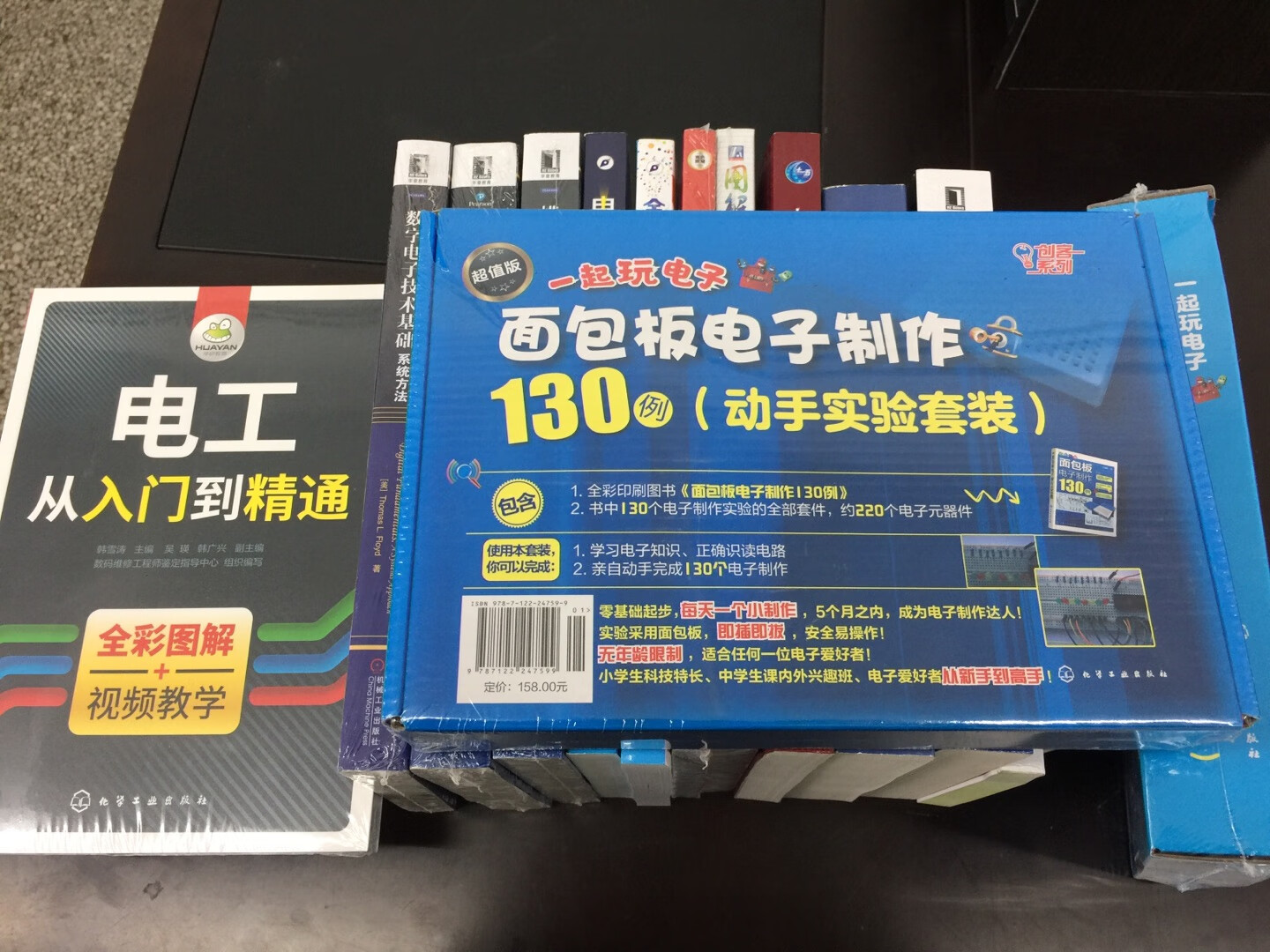 学习学习,好久没买专业书籍了,这次一下买了好多书,英文版中文版的,视频教学的,有光盘的,带面包板的,理论的,实践的等等,学吧
