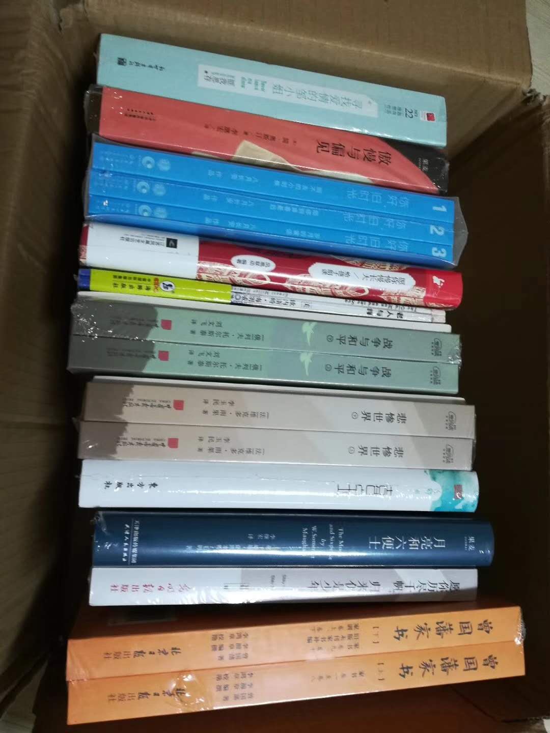 买书上瘾,这是病,得治,可是书质量又很好,价格又便宜,根本控制不住,为了这些书就得买书架,然后书架没地方放,就得买房子,拉动了GDP啊? 其实我都不记得自己买的啥书了,太多了?