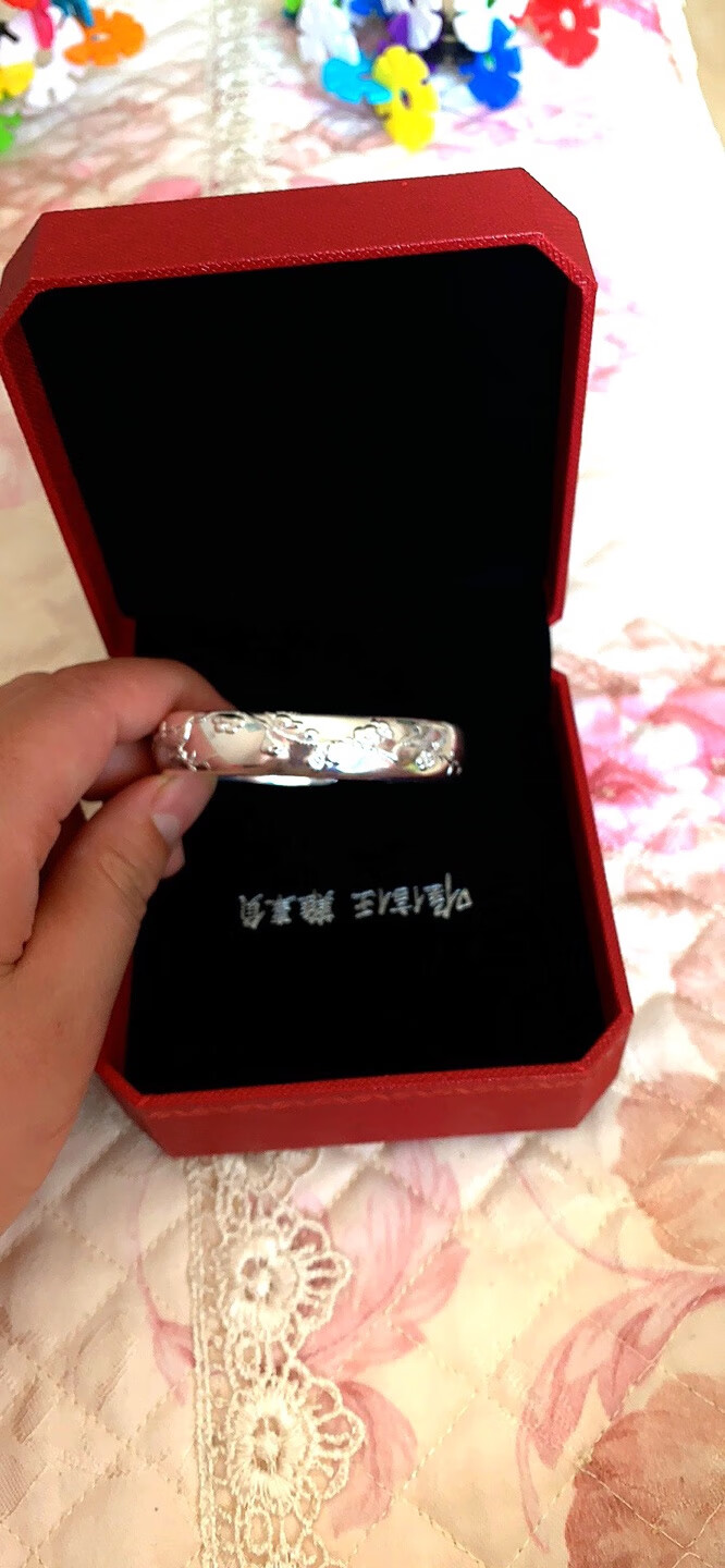 中秋节买来送给妈妈的礼物。妈妈非常喜欢。