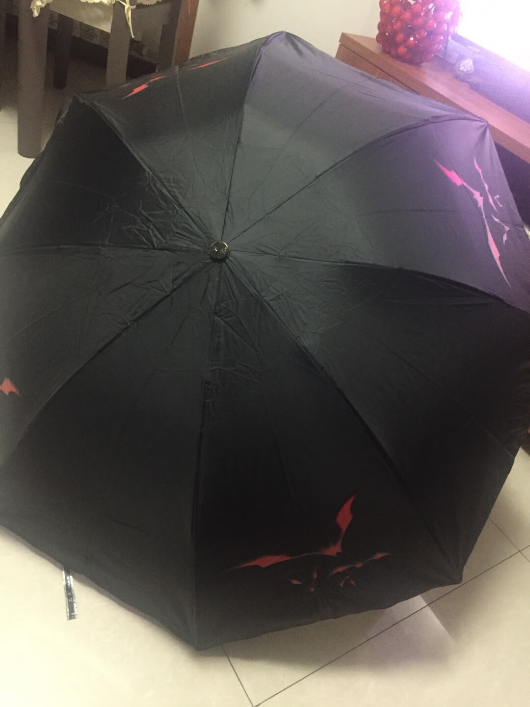伞很轻,没有想象的大,骨架挺结实的,像是铝合金的,红色的小蝙蝠图案挺可爱的,好评