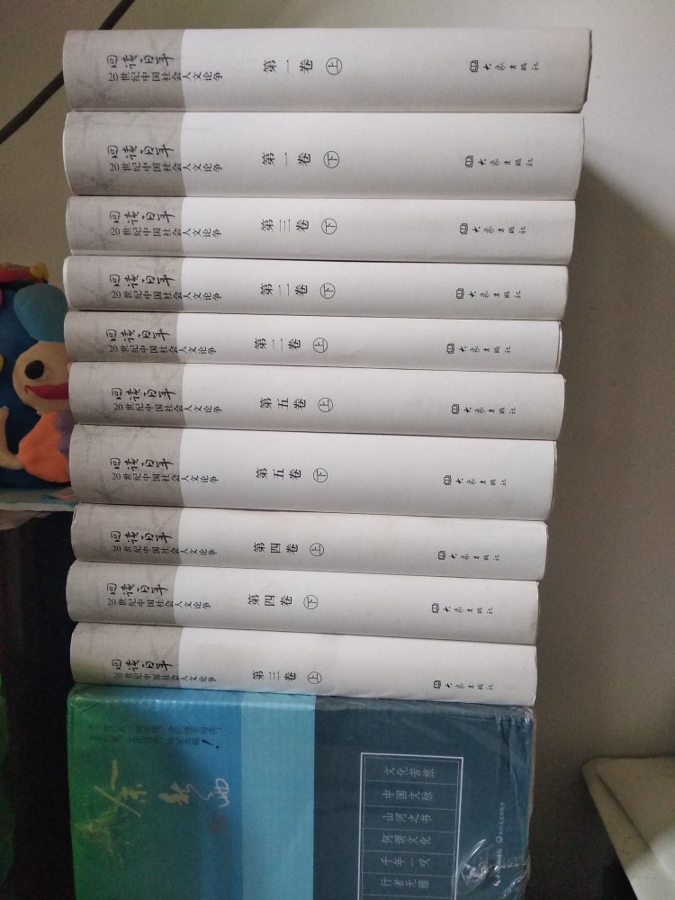 我可是我们村第一个在网上买东西的人。他们买东西价格一般不超过五块,听说我又买了一大堆东西,全村都震惊了,都说我疯了!面对重重压力,我坚持买、买、买!终于快递不断的到了,我怀揣着激动的心情,颤抖的打开一个个包裹,那一霎那,感觉我的眼都要亮瞎了,啊...这颜值、这手感、这质量!只怪我读书少,无法用华丽的语言来形容它。我骄傲的站在村口,霎时,村民们都惊呆了,瞬间时间凝固了,大家眼睛一动不动盯着一个个包裹,如同夜晚的狼的绿眼睛,泛发着可怕的凶光!15秒后,整个村都沸腾了,说太好了,太漂亮了,说太值了,更有人拼命的喊叫,不给他们看,他们就跳井。在全村人羡慕的目光中,我仰首挺胸,扬长而去。