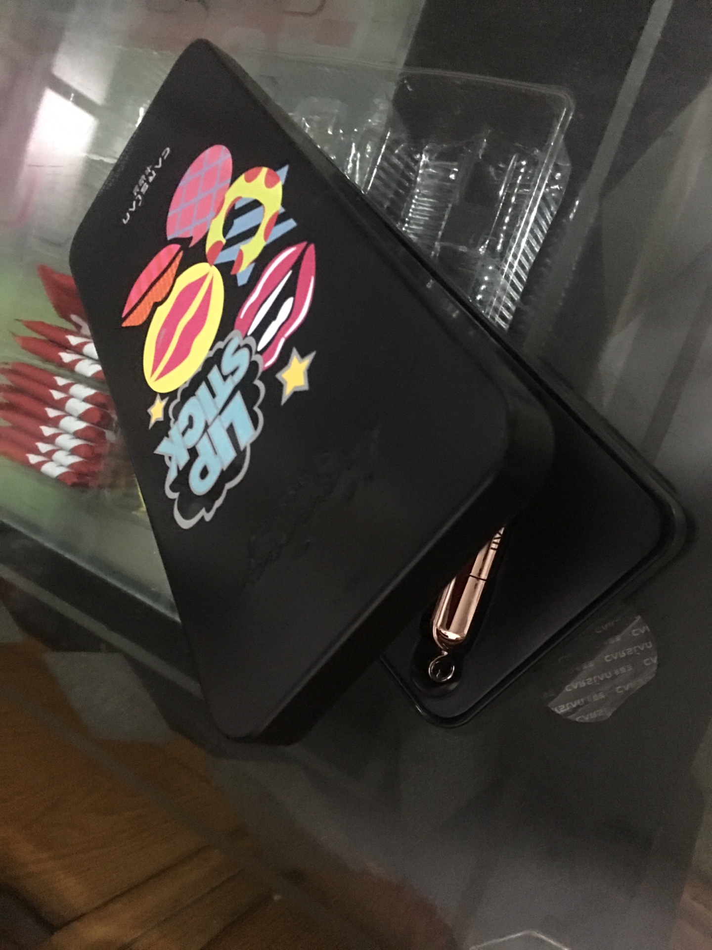 嘴唇特别干,很少用口红。看评价选了这一款,不贵,所以也没抱太大希望。收到后很意外,很惊喜,超出预期。每管不多,但色系多,用完了还会再回购。赶上搞活动更优惠。爱有个理由,发货快,隔天就收到了。大爱