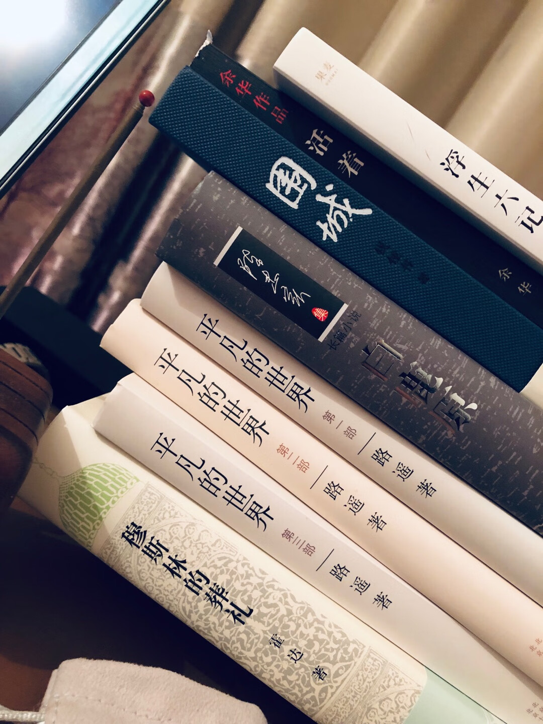 做活动买的,快递就是快,隔天就到了,只不过没想到这两本书这么小,很方便旅游携带。书的印刷质量和纸张都很好,纸很硬,很满意。『活着』已经看完电子书了,买一本收藏。『浮生六记』后面有时间看,希望我能喜欢。