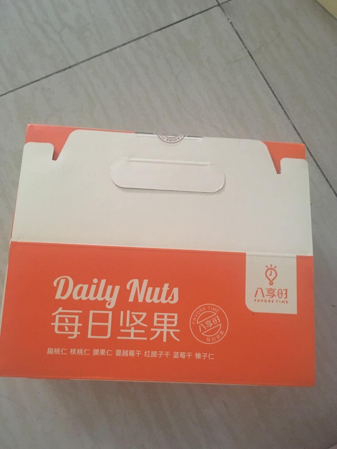 看到中差评心理还是蛮忐忑不安的,昨天到货赶紧拆开试吃一包,感觉挺好的呀,坚果和果干比例很好,口味也新鲜,日期上个月的,这是传说中的看人品不