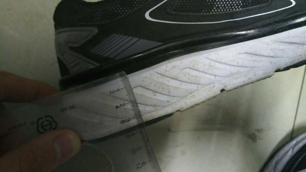 这鞋太难穿了,穿了一个月搞的脚疼死,两只,鞋底高,你们自己看