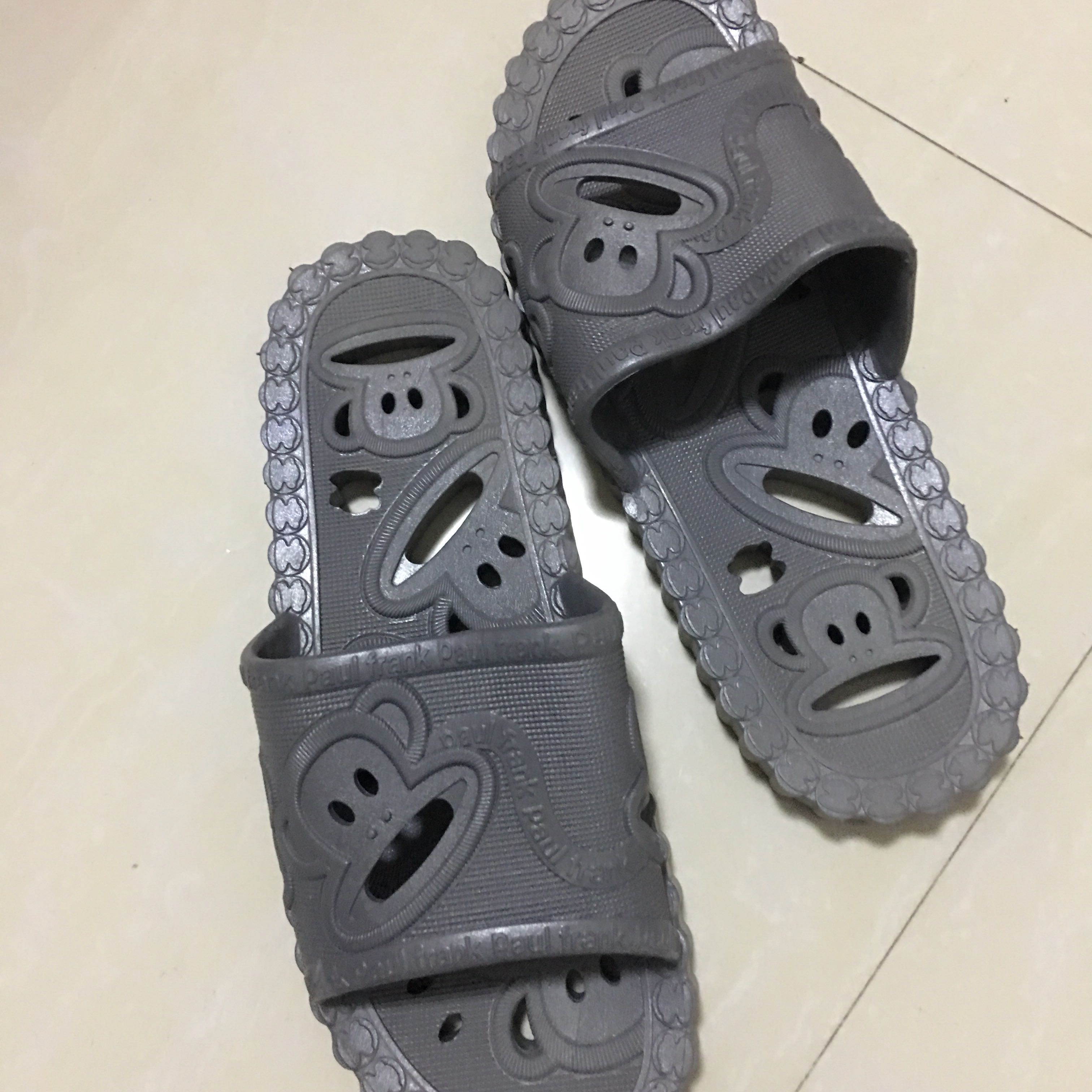 鞋子质量不错,穿着也很合脚,刚上秒杀买的,很便宜,样式也很漂亮!