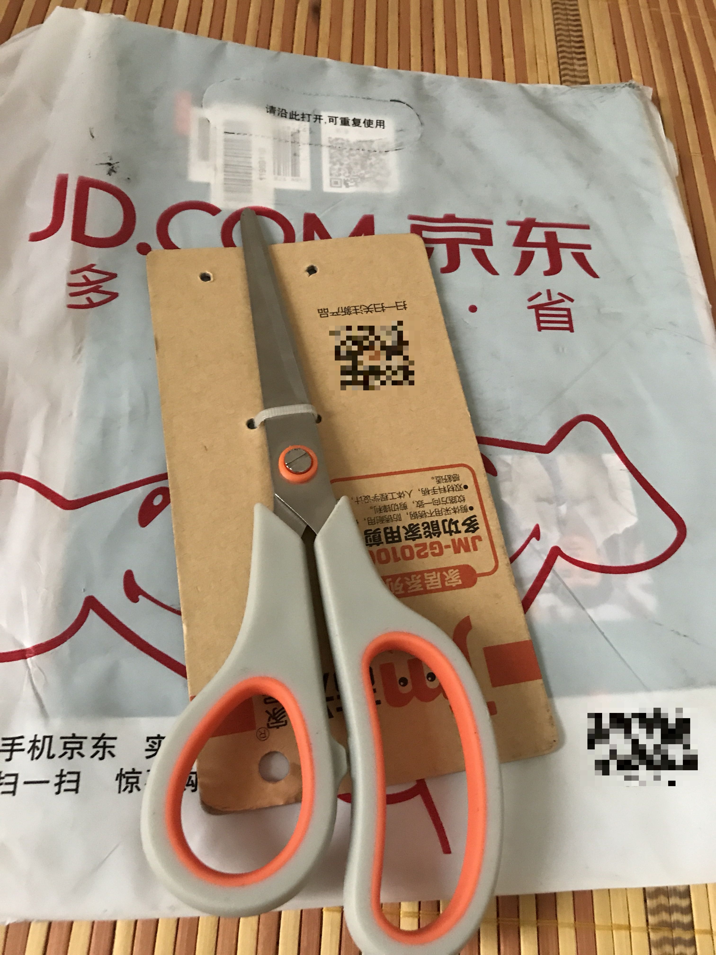 剪刀做工不错,很锋利做普通家用的话是够了。